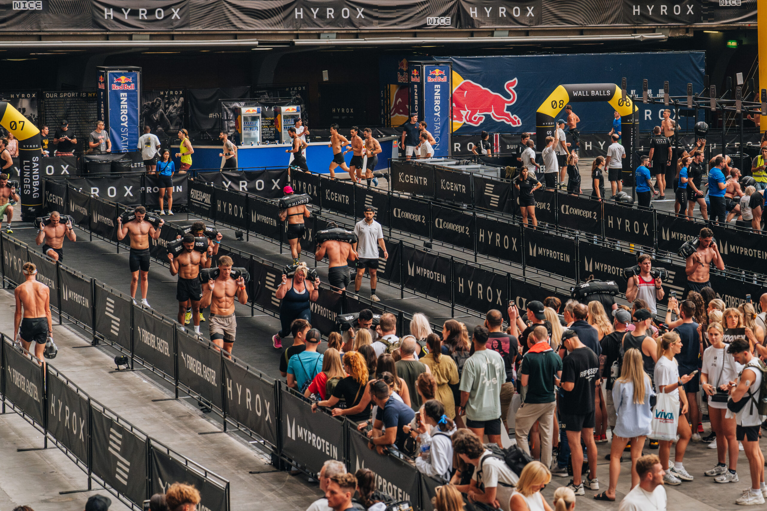 Participants of the pro men category perform at the Hyrox World Championship in Nice, France, on 8th June 2024. // SI202406100401 // RBMN / HYROX World Championships / 2024 / France // Baptiste Fauchille / Red Bull Content Pool