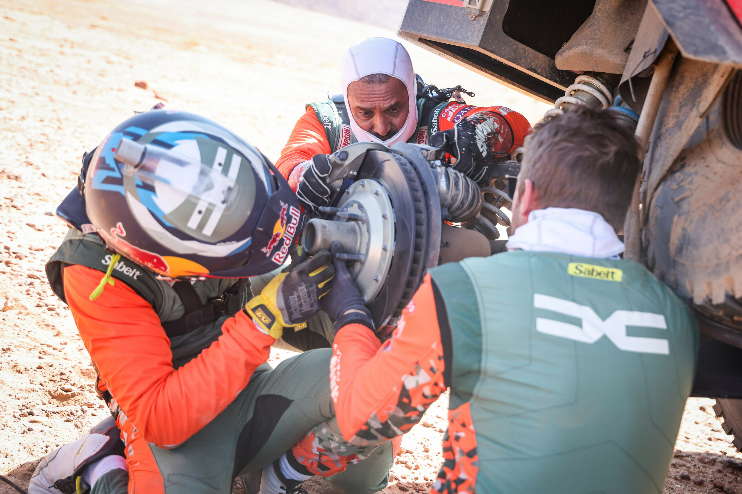 Nasser Al-Attiyah and Edouard Boulanger of the Dacia Sandriders, repairing their car with the help of Cristina Gutierrez and Pablo Moreno of the Dacia Sandriders during the Stage 4 of the Dakar 2025 on January 8, 2025 between Al Henakiyah and Al Ula, Saudi Arabia // DPPI / Red Bull Content Pool // SI202501080751 // Usage for editorial use only //