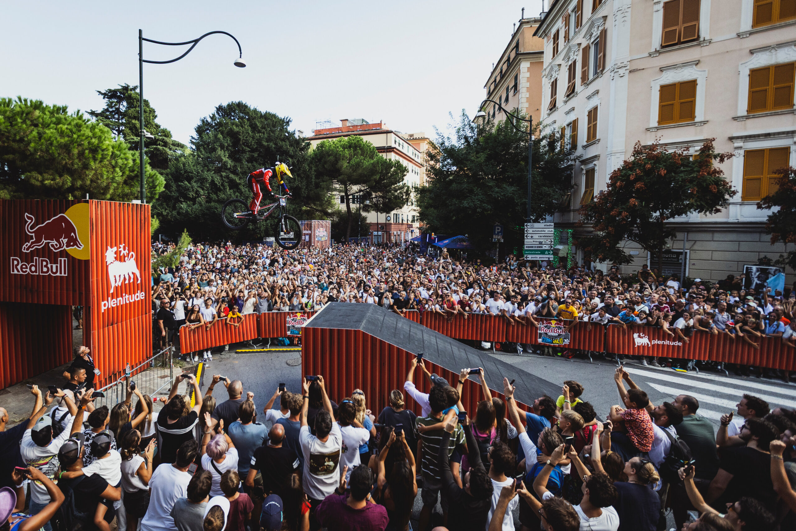 Johannes Fischbach performs during the Red Bull Cerro Abajo in Genova, Italy on August 25, 2025 // Mauro Puccini / Red Bull Content Pool // SI202508240726 // Usage for editorial use only //