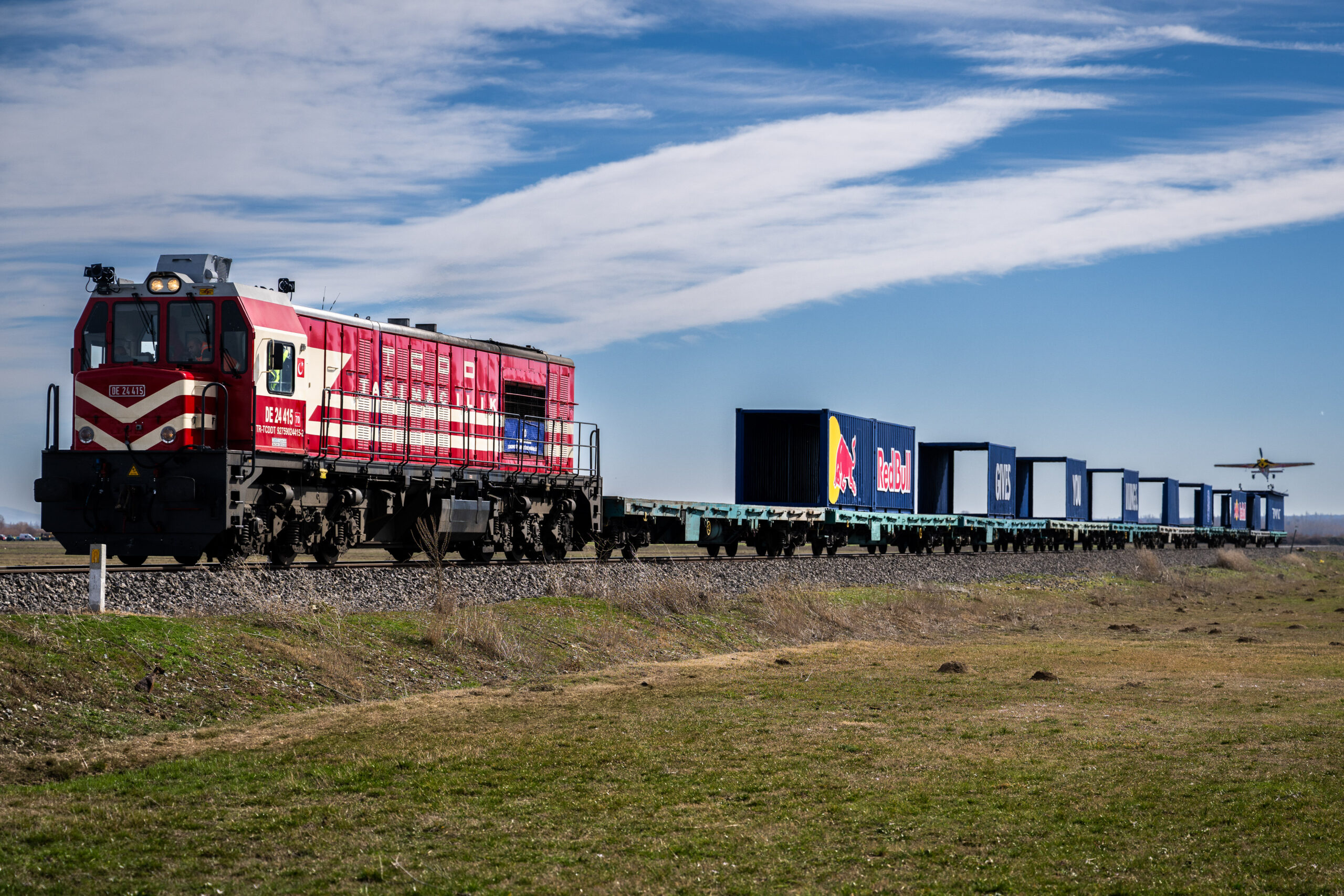 Dario Costa performs first landing and taking off from a moving cargo train in Afyonkarahisar, Turkey on February 15, 2026. Photocredit: Predrag Vuckovic